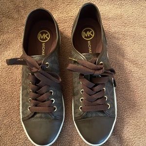 Like New Michael Kors Sneakers. Great for casualwear or dress. Very versatile.